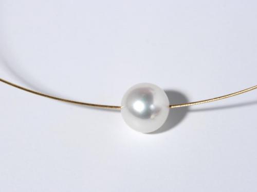 Weiße Perle auf Drahtkette